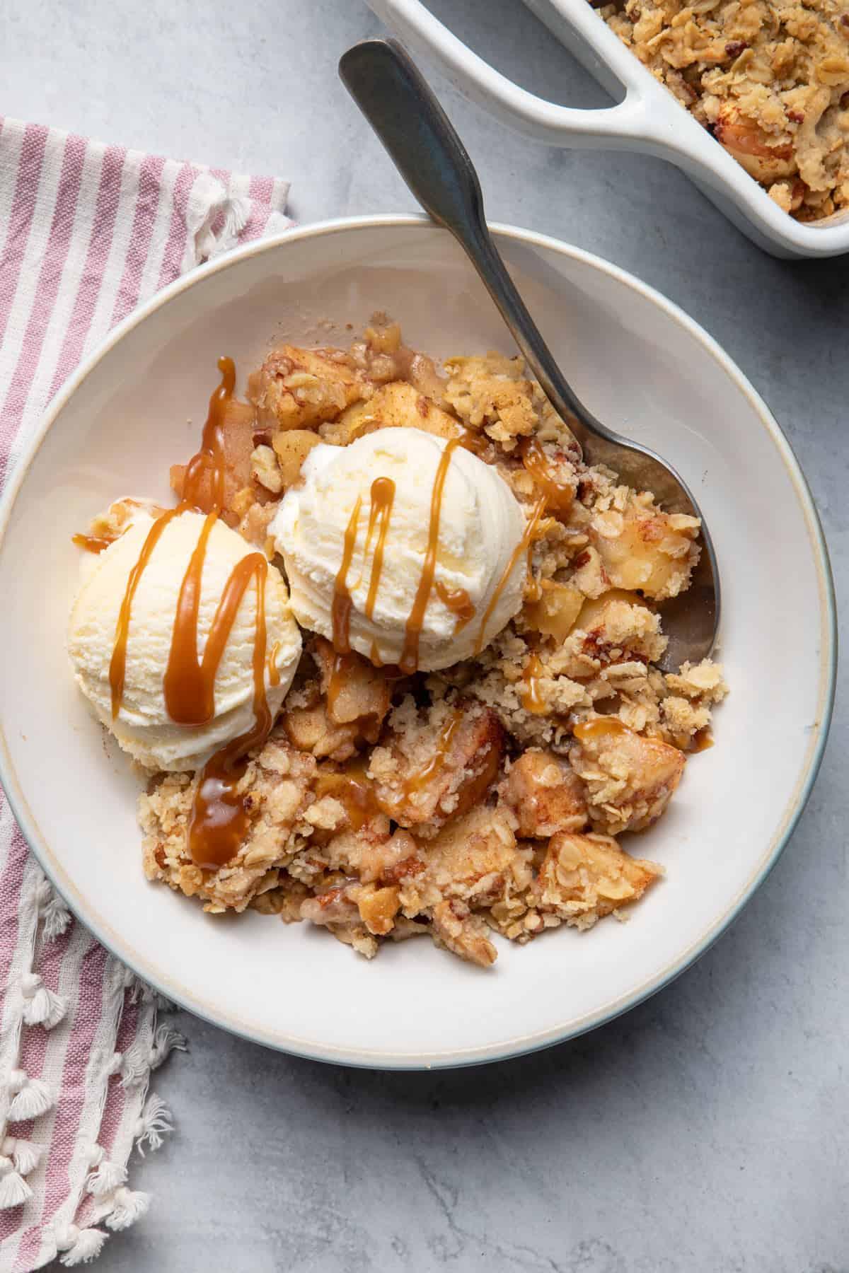 apple pie baked apples with oat crumble with ice cream