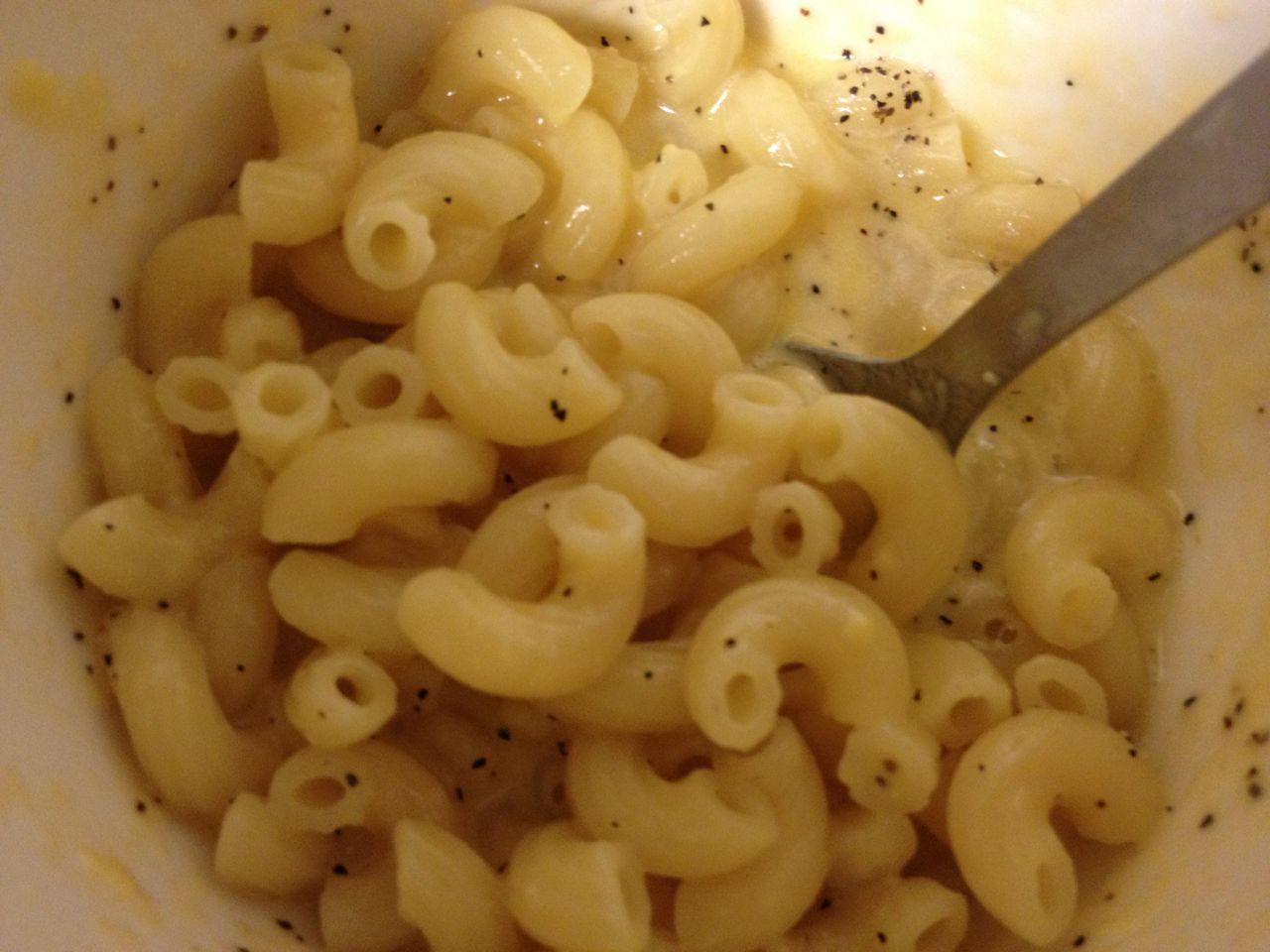 college student studying while having a cup of mac and cheese