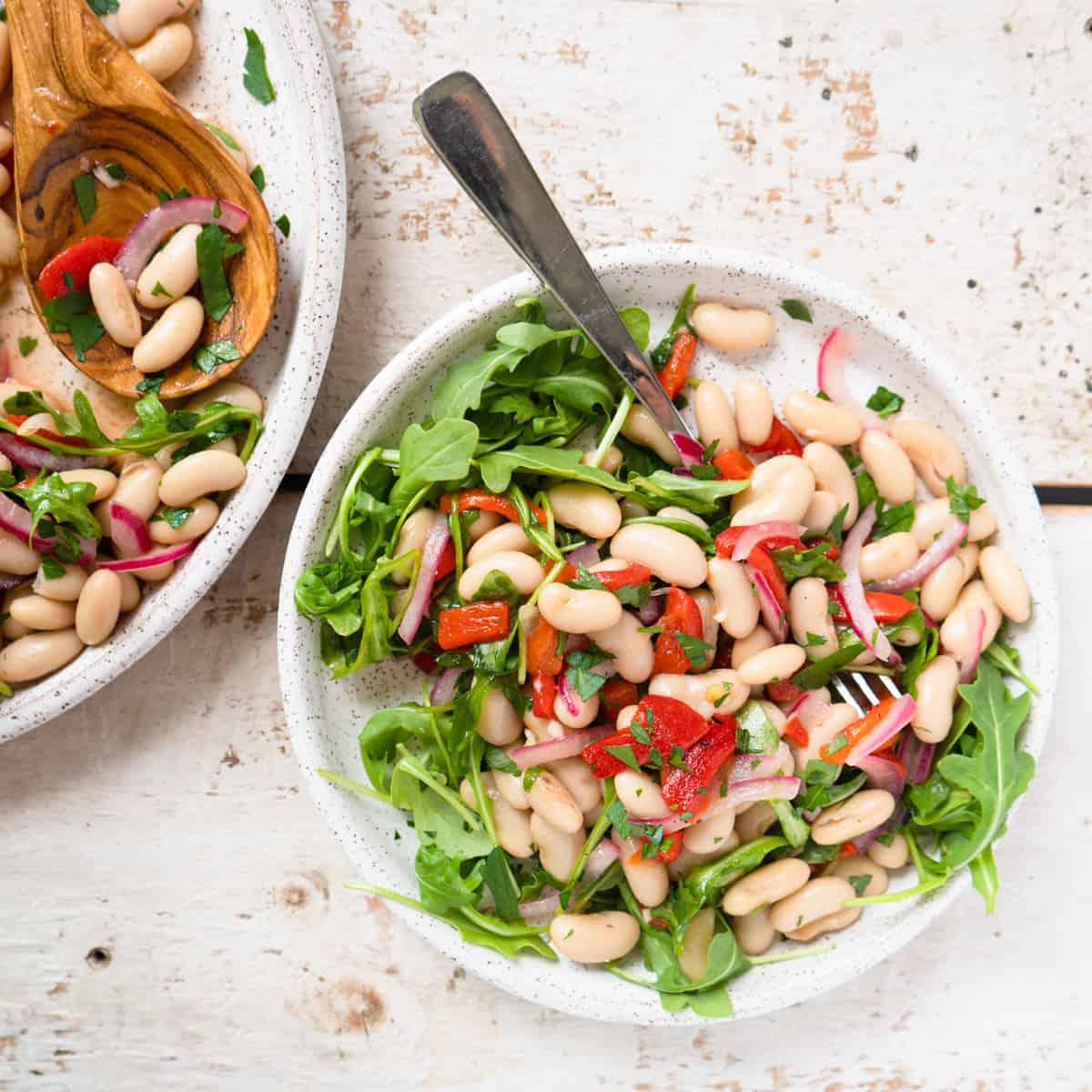 white bean arugula salad with additional vegetables