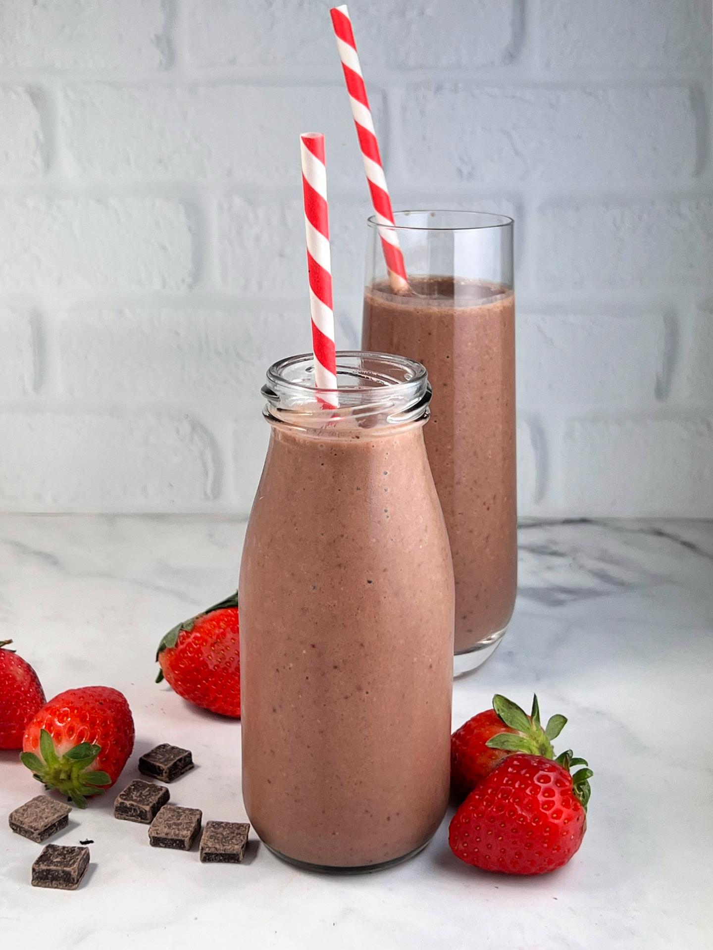 chocolate swirl strawberry banana smoothie in a glass