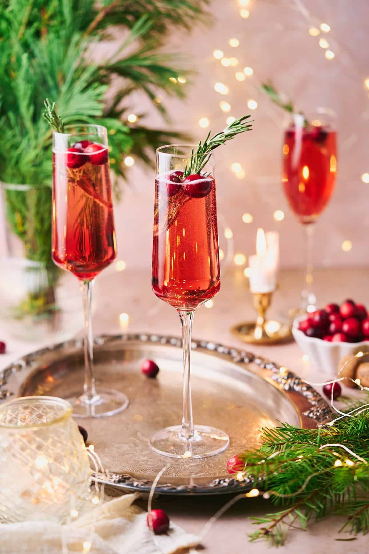 Elegant holiday mocktail in a champagne flute with festive decor, sparkling bubbles