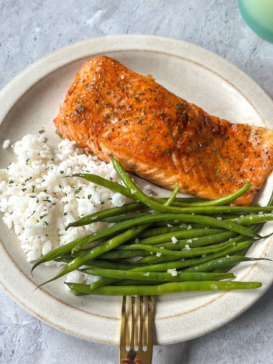 lemon garlic grilled salmon with green beans on a plate