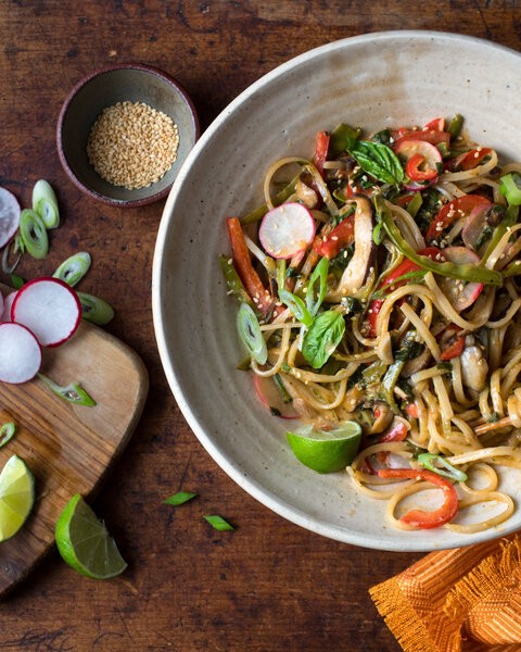 red curry spinach noodles with mushrooms being served