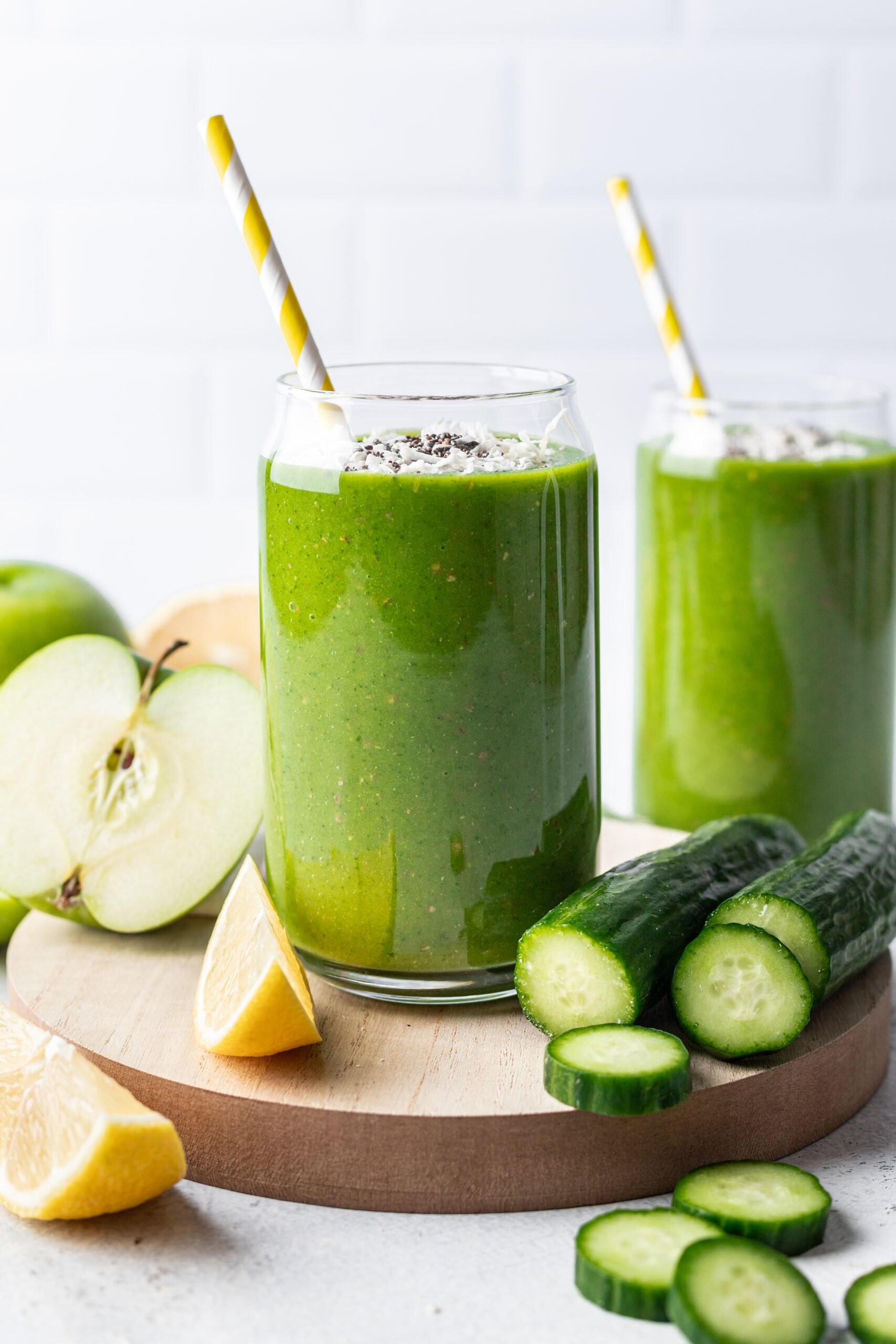 green smoothie with spinach and apple in a glass